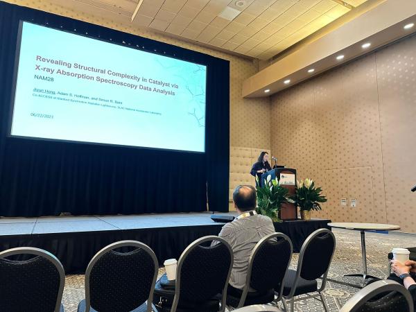 Jiyun presenting her talk at NAM28.